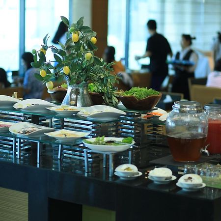 Ramee Grand Hotel And Spa Manáma Exteriér fotografie A buffet at a hotel