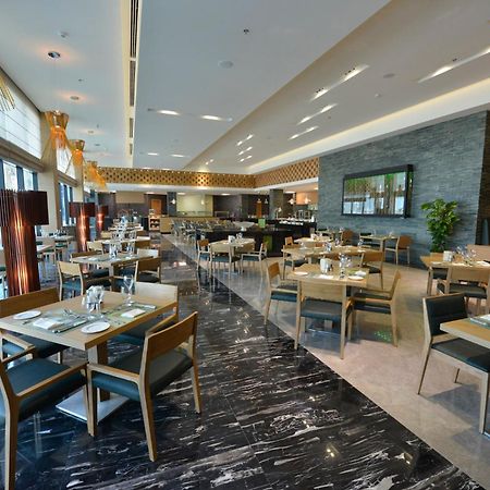 Ramee Grand Hotel And Spa Manáma Exteriér fotografie The restaurant