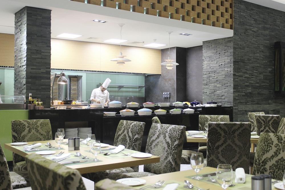 Ramee Grand Hotel And Spa Manáma Exteriér fotografie The restaurant