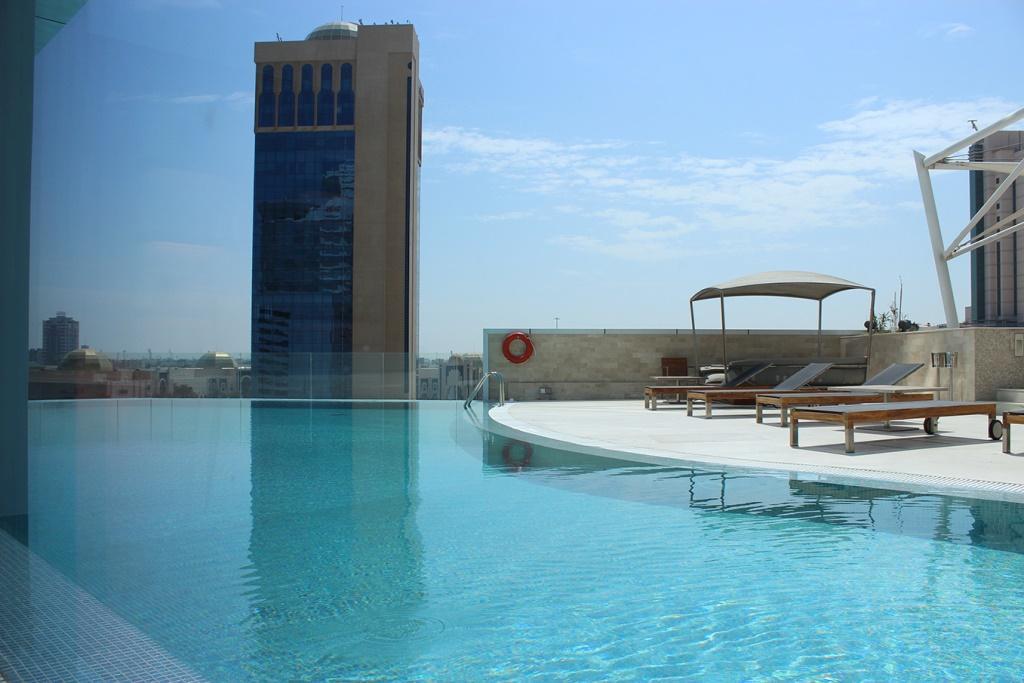 Ramee Grand Hotel And Spa Manáma Exteriér fotografie The pool at the hotel