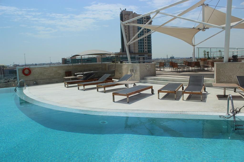 Ramee Grand Hotel And Spa Manáma Exteriér fotografie Rooftop pool