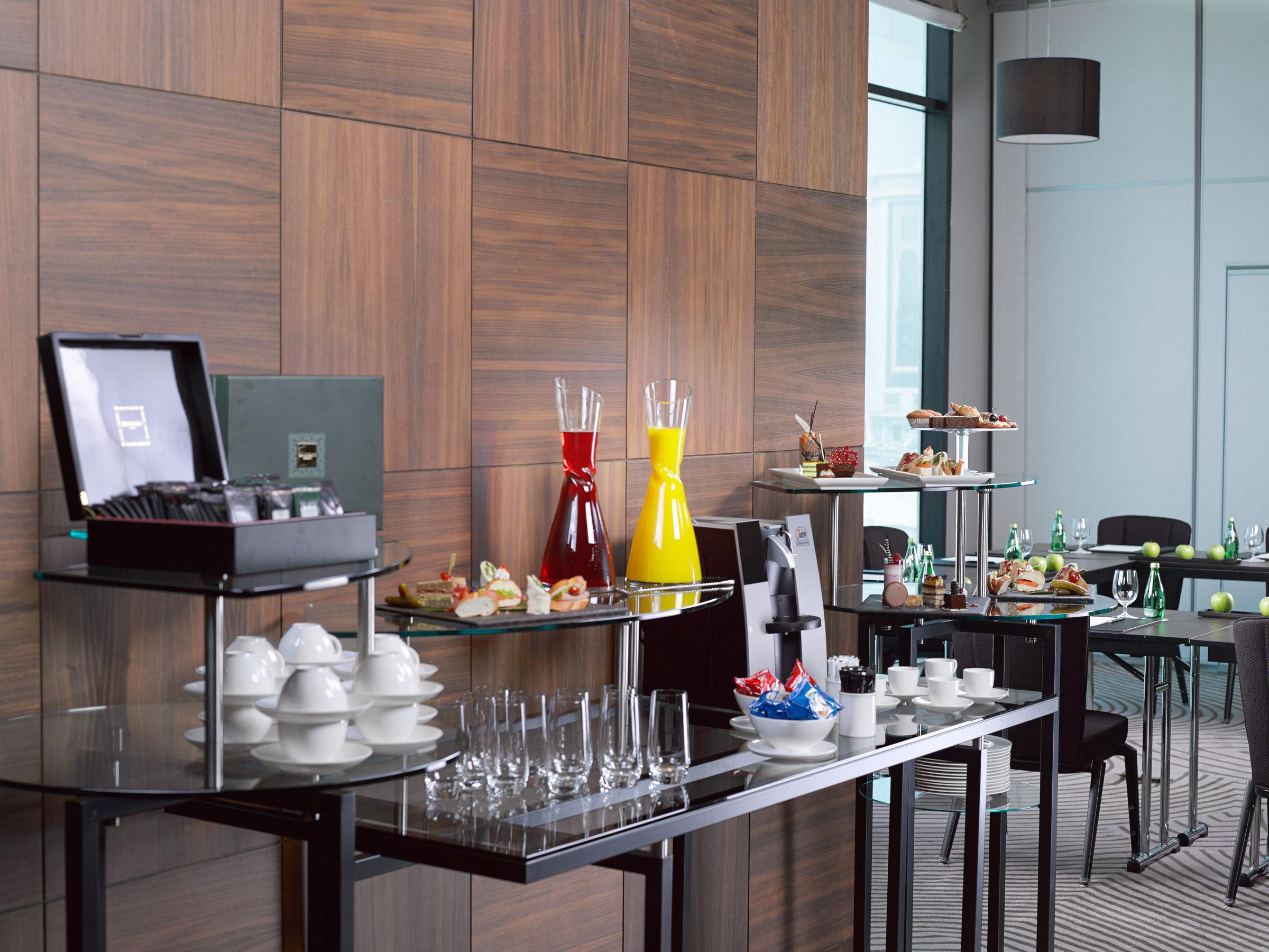 Ramee Grand Hotel And Spa Manáma Exteriér fotografie A buffet at a hotel