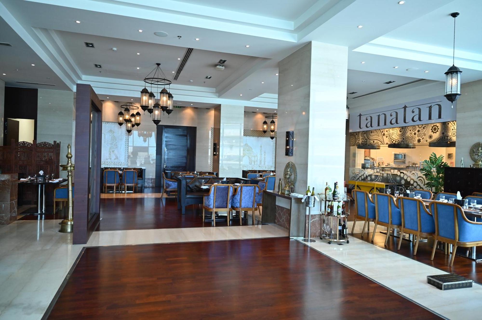 Ramee Grand Hotel And Spa Manáma Exteriér fotografie Restaurant