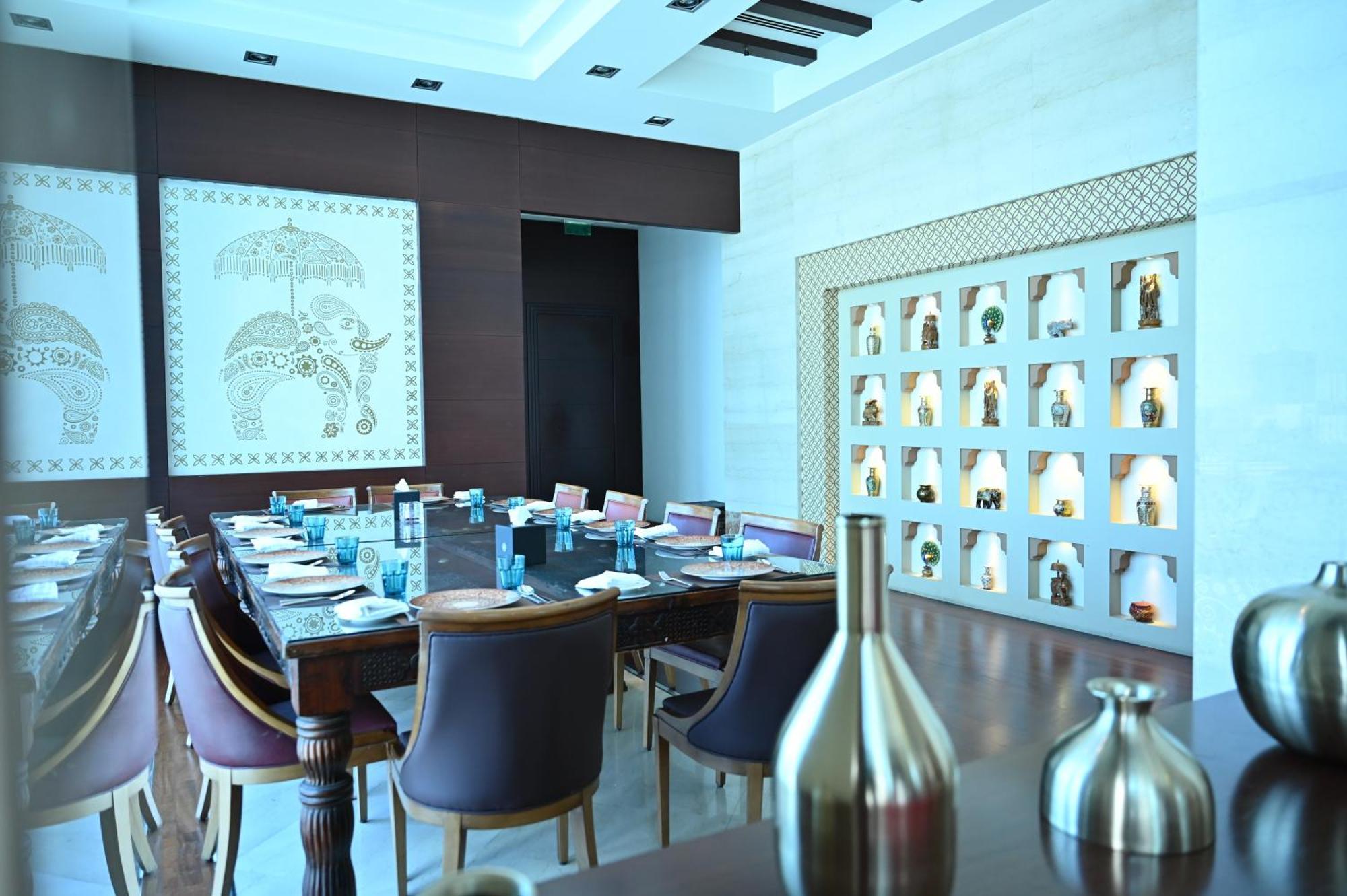 Ramee Grand Hotel And Spa Manáma Exteriér fotografie The interior of the restaurant