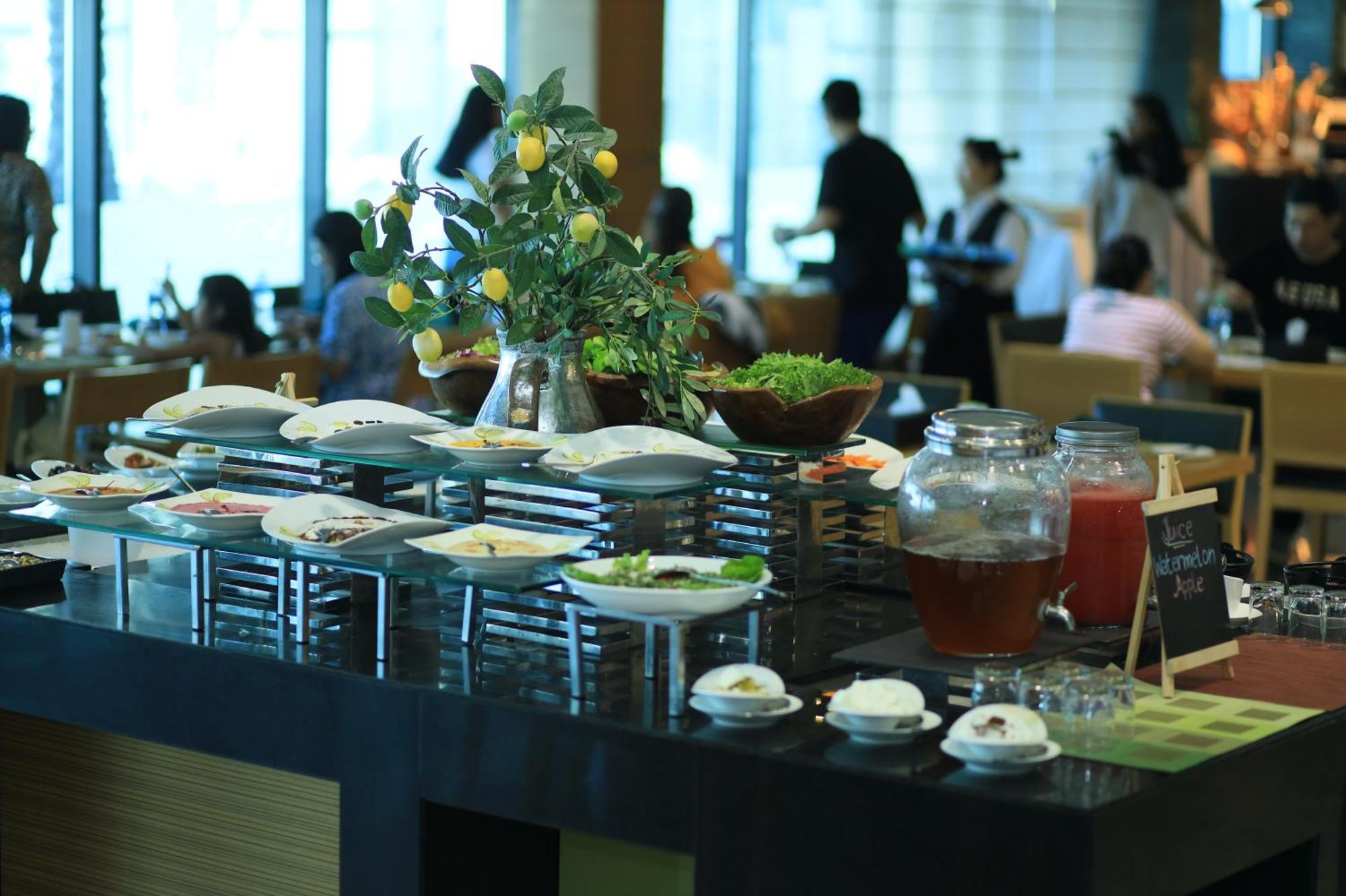 Ramee Grand Hotel And Spa Manáma Exteriér fotografie A buffet at a hotel