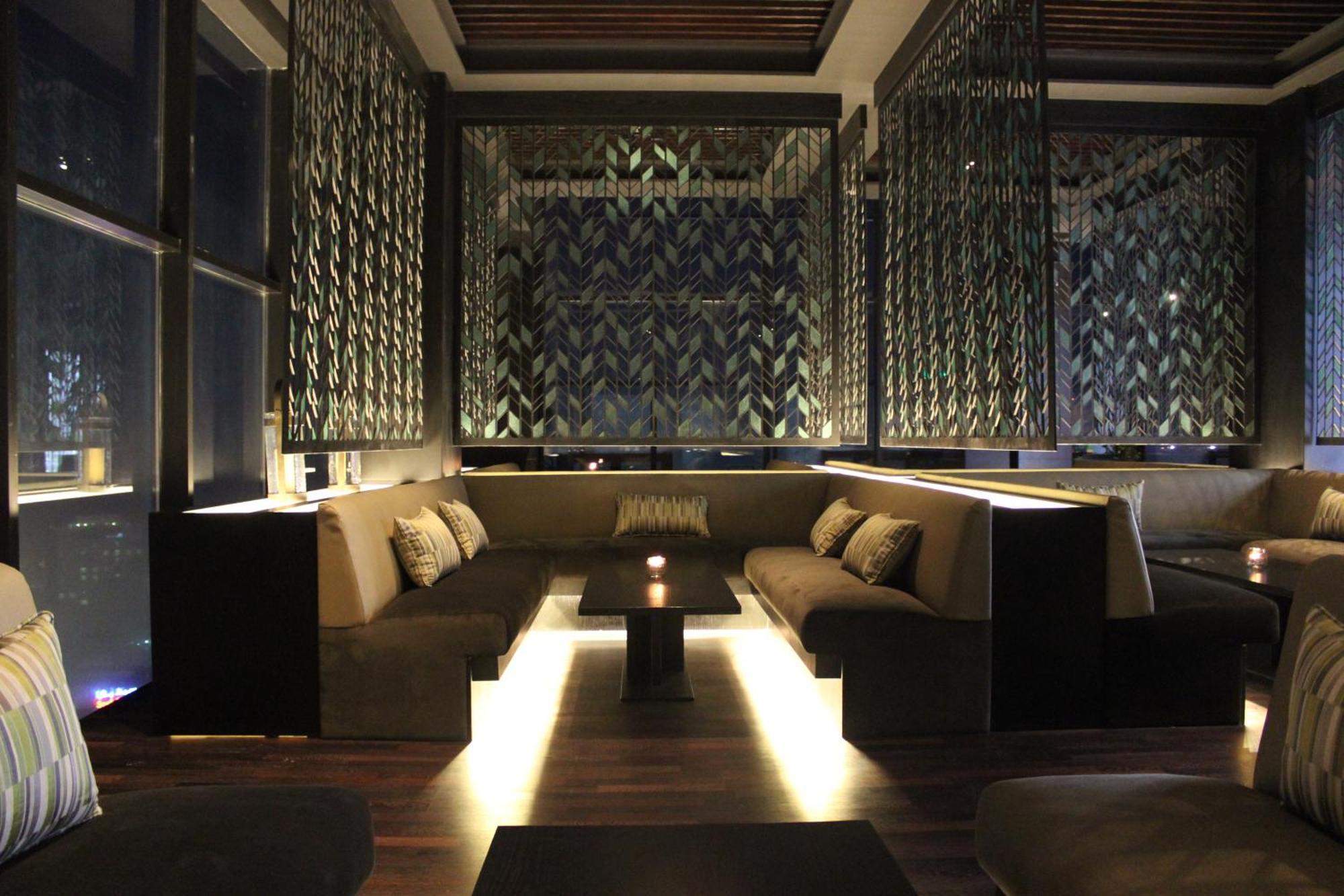 Ramee Grand Hotel And Spa Manáma Exteriér fotografie The interior of the bar