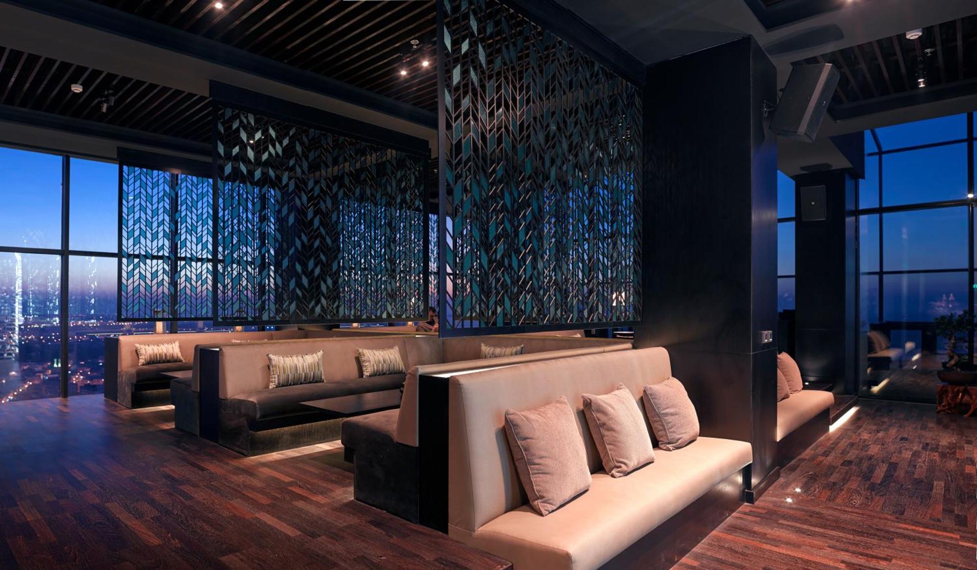 Ramee Grand Hotel And Spa Manáma Exteriér fotografie The interior of the lounge
