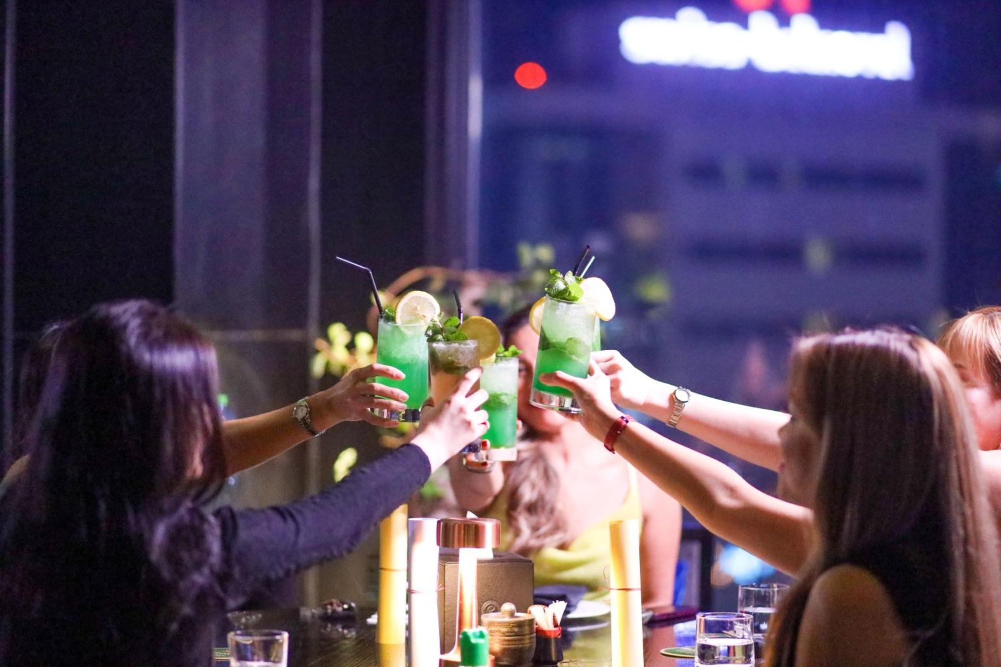 Ramee Grand Hotel And Spa Manáma Exteriér fotografie A group of friends toasting with cocktails