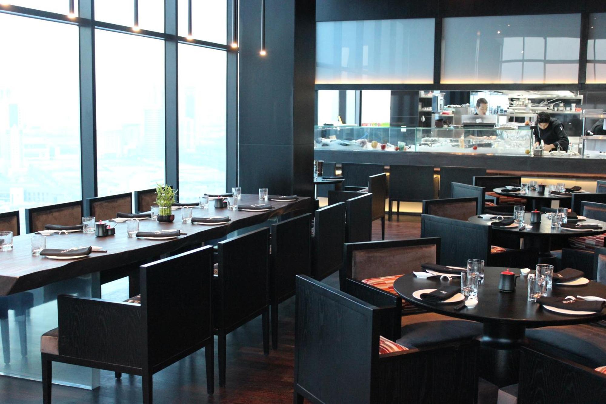 Ramee Grand Hotel And Spa Manáma Exteriér fotografie Interior of the restaurant