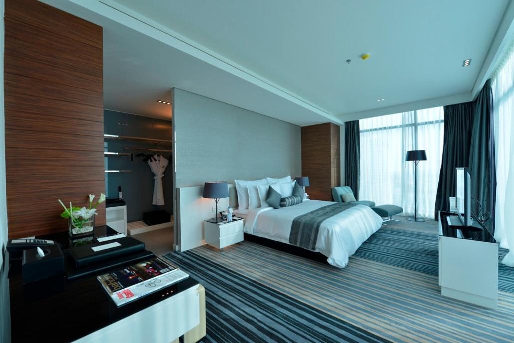 Ramee Grand Hotel And Spa Manáma Exteriér fotografie A bedroom at the hotel