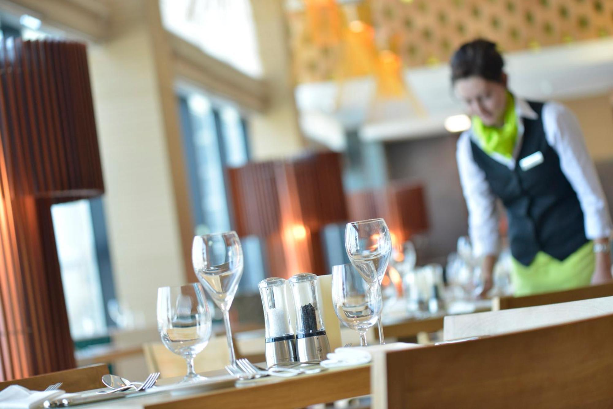 Ramee Grand Hotel And Spa Manáma Exteriér fotografie A restaurant in the airport