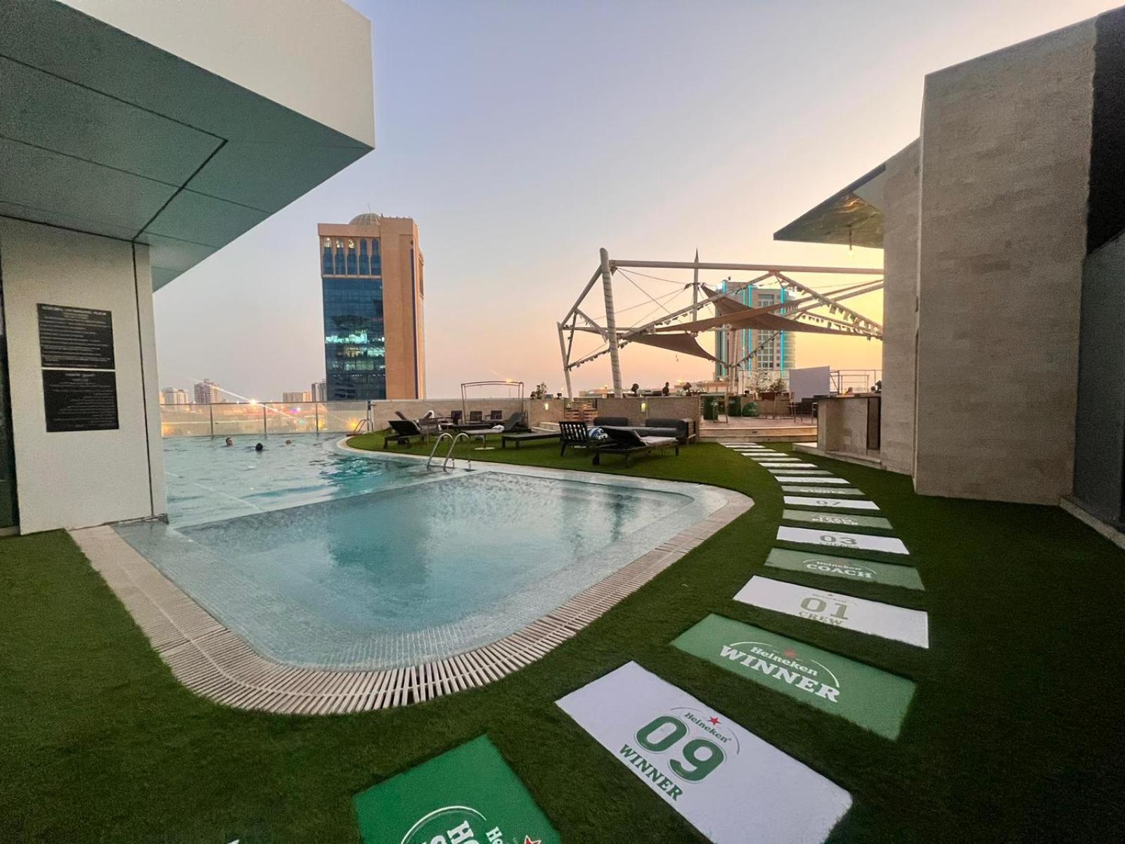 Ramee Grand Hotel And Spa Manáma Exteriér fotografie Rooftop pool at the hotel