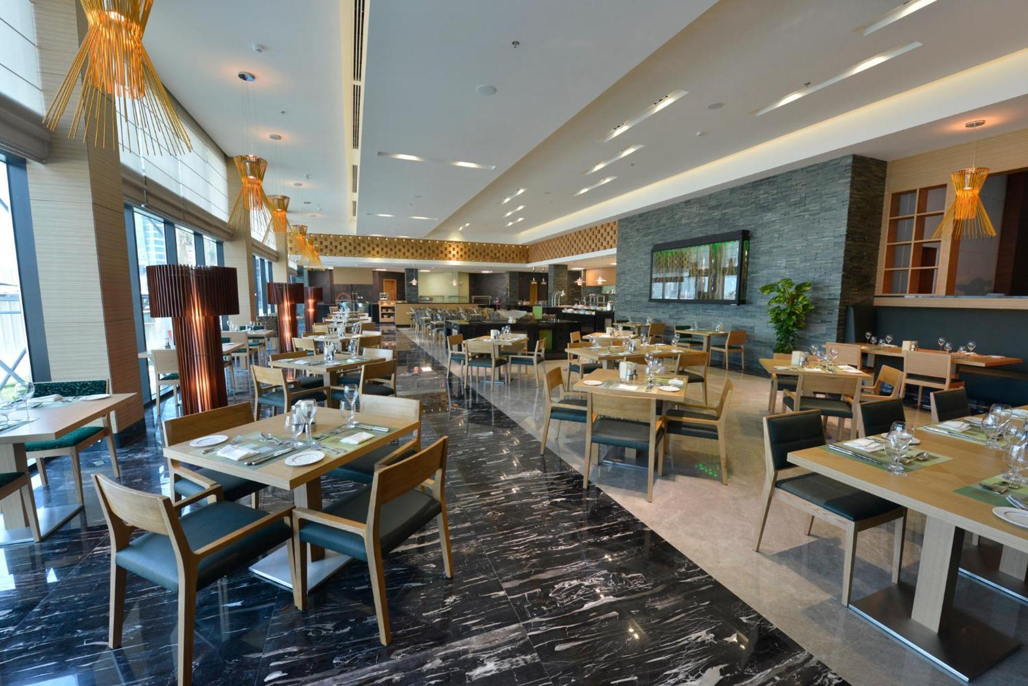 Ramee Grand Hotel And Spa Manáma Exteriér fotografie The restaurant