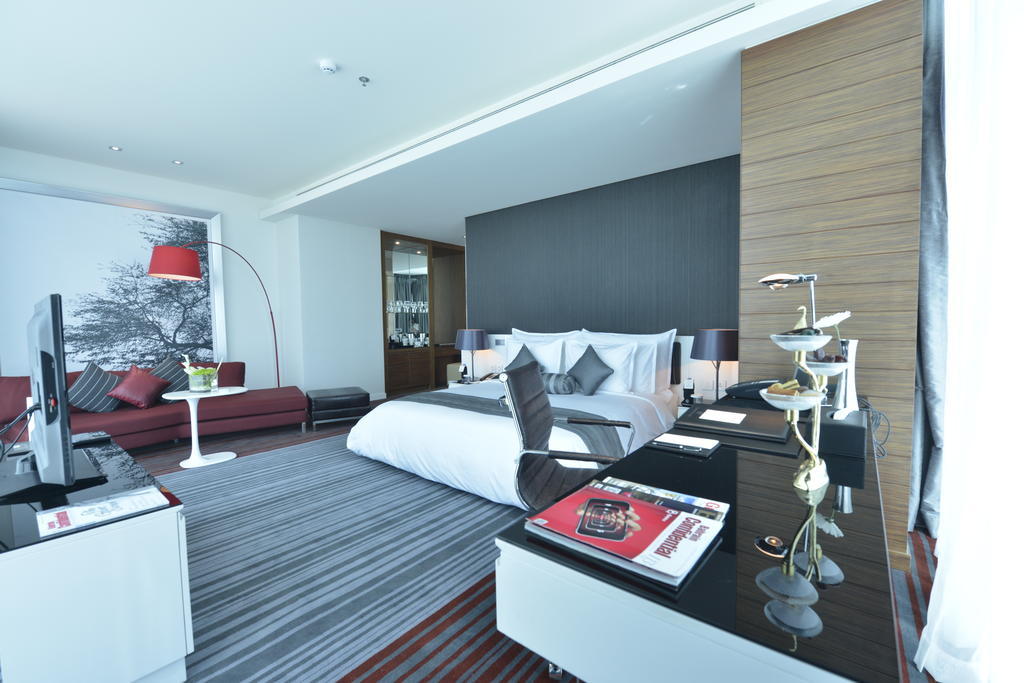 Ramee Grand Hotel And Spa Manáma Pokoj fotografie A bedroom at the hotel