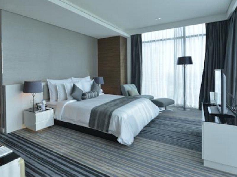 Ramee Grand Hotel And Spa Manáma Exteriér fotografie A bedroom at the hotel