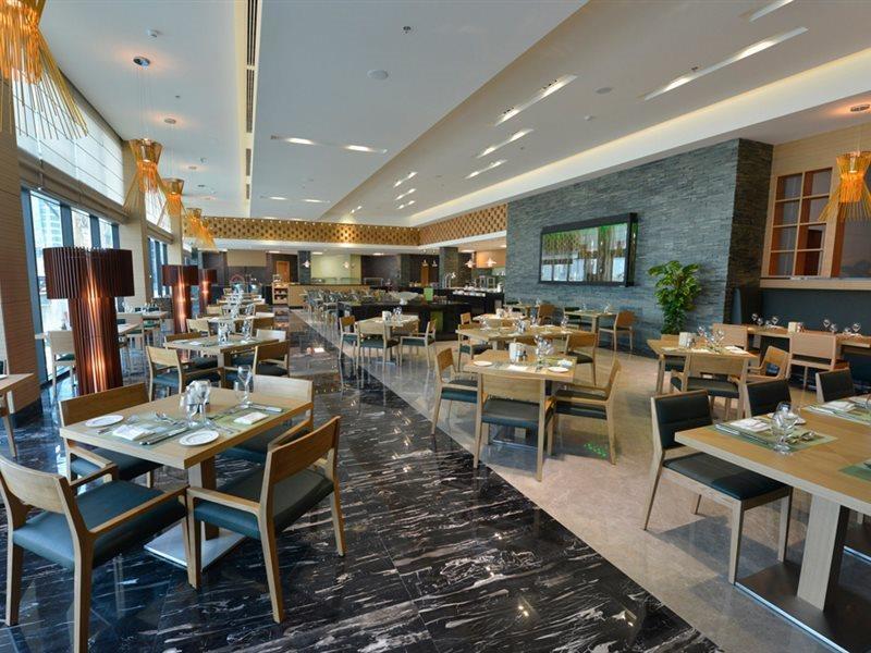 Ramee Grand Hotel And Spa Manáma Exteriér fotografie The restaurant