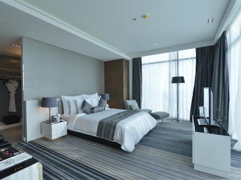 Ramee Grand Hotel And Spa Manáma Exteriér fotografie A bedroom