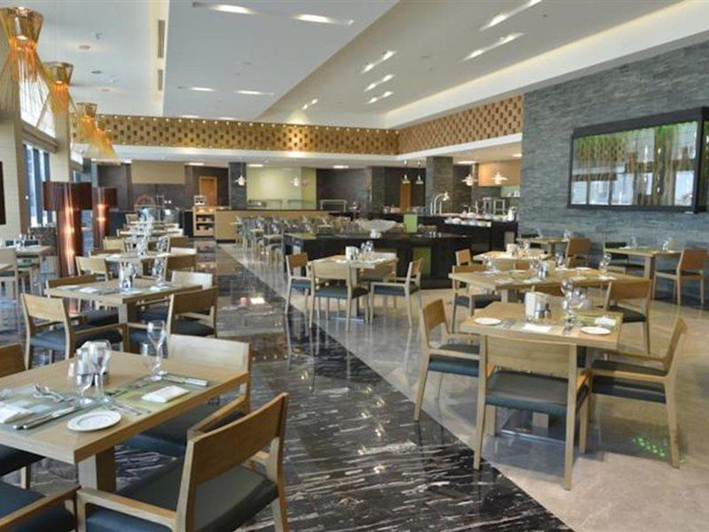 Ramee Grand Hotel And Spa Manáma Exteriér fotografie The restaurant