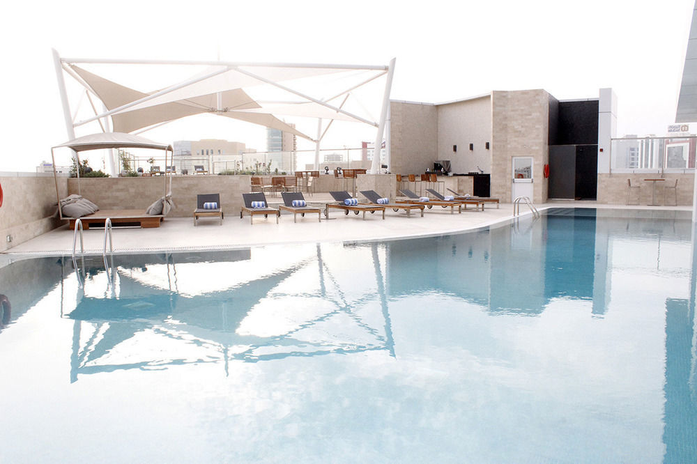 Ramee Grand Hotel And Spa Manáma Exteriér fotografie The pool at the hotel