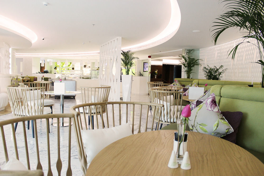 Ramee Grand Hotel And Spa Manáma Exteriér fotografie The interior of the lounge