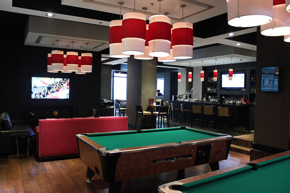 Ramee Grand Hotel And Spa Manáma Exteriér fotografie The Sports Bar at the Toronto International Centre